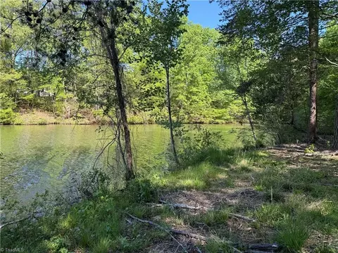 618 Crystal Cove Ln, Yanceyville, NC 27379