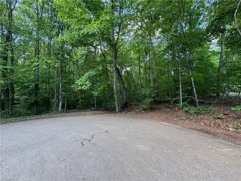 5504 Folkstone Rd, Pfafftown, NC 27040