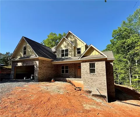 1050 Chamberlin Dr E, Asheboro, NC 27205