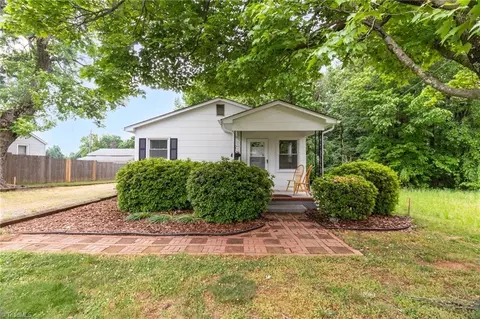 544 Edgewood St, Kernersville, NC 27284