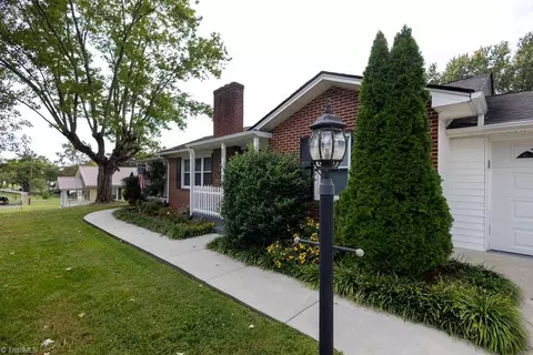 921 Franklin Rd N, Mount Airy, NC 27030