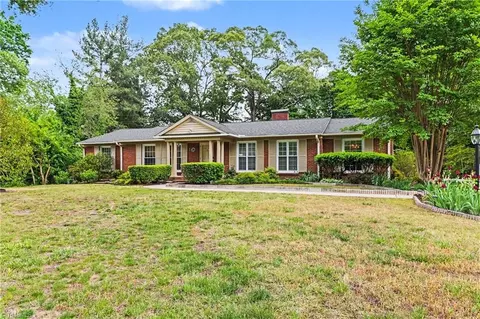 305 Ridgecrest Dr, Lexington, NC 27292