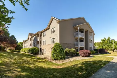 7100 Friendly Ave W #205, Greensboro, NC 27410