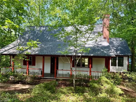 169 Tanglewood Dr, Mount Airy, NC 27030