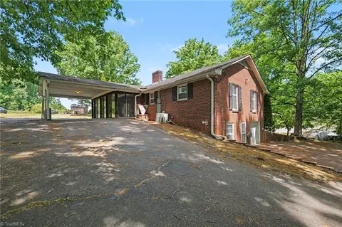 654 Runningbrook Ln, Rural Hall, NC 27045
