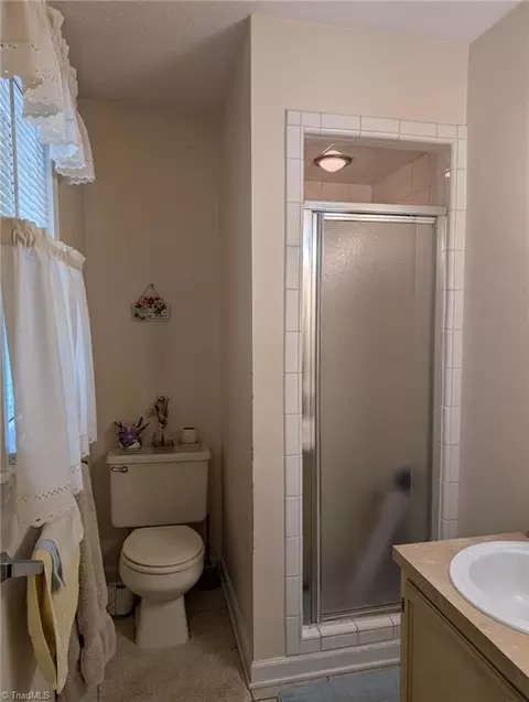 Bath - 4909 Colonial Cir, Trinity, NC 27370 photo 2 of 2