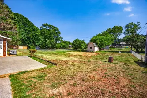 Exterior - 1285 Meadowbrook Dr, King, NC 27021 photo 4 of 10