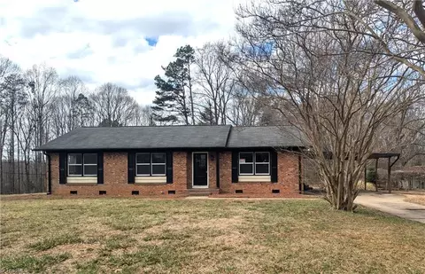 1090 Shalimar Dr, Winston Salem, NC 27127