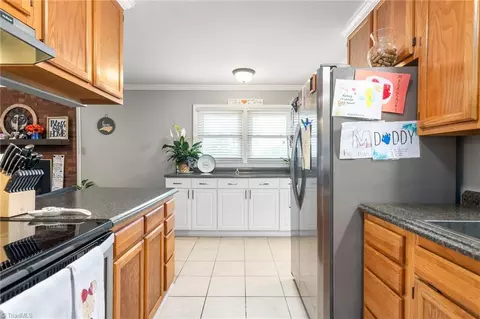 Kitchen - 3810 Azalea Ln, Trinity, NC 27370 photo 3 of 4