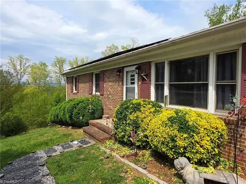 166 Town Ln, Mount Airy, NC 27030