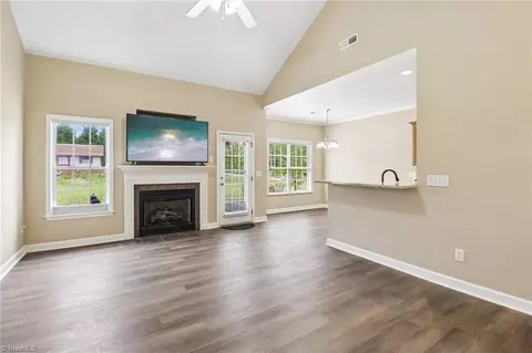 Living - 104 Mollie Rd, Harmony, NC 28634 photo 2 of 3