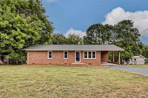 207 Academy St E, Randleman, NC 27317