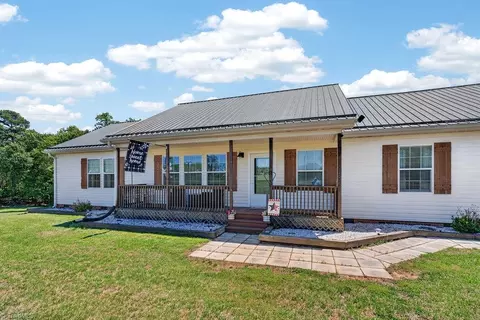 135 Blueridge View Ln, Mount Airy, NC 27030