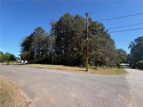 400 Lyons Dr, Clemmons, NC 27012 photo 2