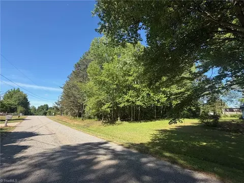 400 Lyons Dr, Clemmons, NC 27012 photo 3