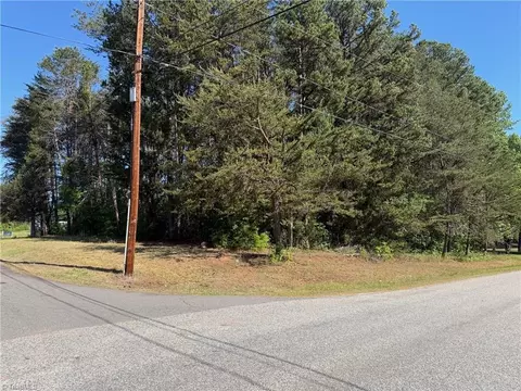 400 Lyons Dr, Clemmons, NC 27012