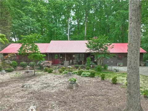 859 Lakeview Dr, Thomasville, NC 27360