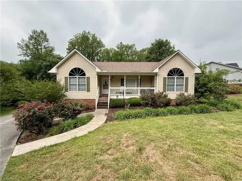 124 Hunter Cir, Wilkesboro, NC 28697