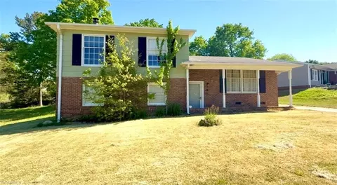 231 Foxcroft Dr, Winston Salem, NC 27103