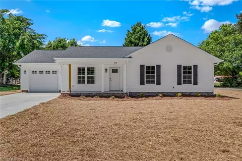 859 Lee Ave W, Yadkinville, NC 27055