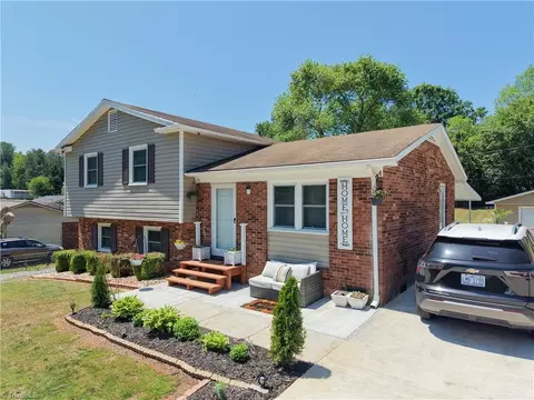 202 Harvest Dr, King, NC 27021