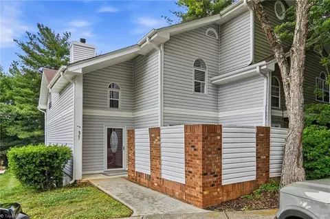 805 Salem Pointe Ln, Winston Salem, NC 27101