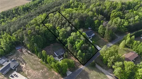 190 Landfall Trace Dr, Stoneville, NC 27048