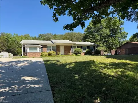 8933 Ambridge Dr, Kernersville, NC 27284