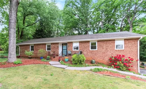 6834 Rollingwood Dr, Clemmons, NC 27012
