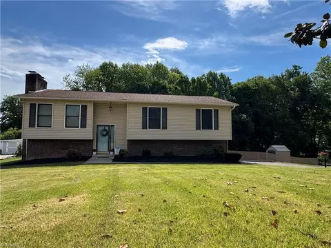 146 Wagoner Dr, Mount Airy, NC 27030