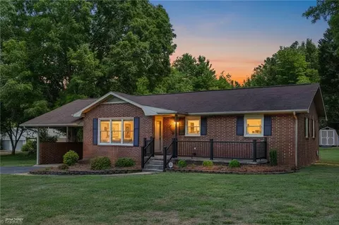 818 Grand Oaks Dr, Eden, NC 27288