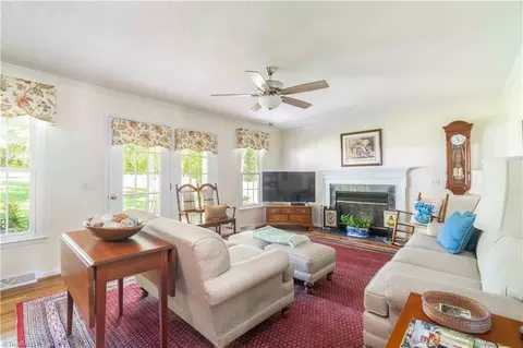 Living - 325 Creekside Dr, High Point, NC 27265 photo 1 of 3