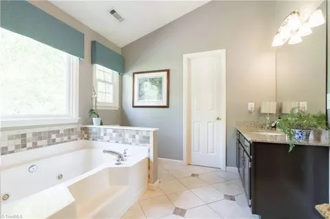 Bath - 325 Creekside Dr, High Point, NC 27265 photo 3 of 5
