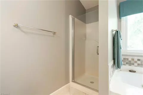 Bath - 325 Creekside Dr, High Point, NC 27265 photo 4 of 5