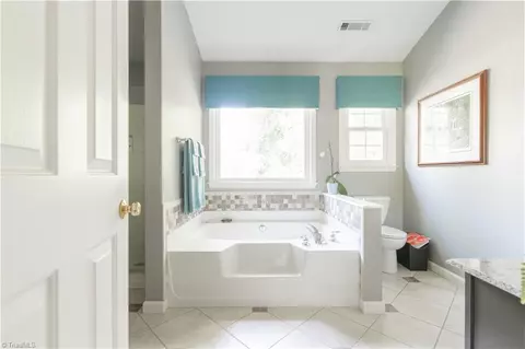 Bath - 325 Creekside Dr, High Point, NC 27265 photo 2 of 5