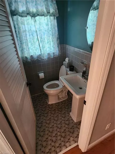 Bath - 101 8th Ave S, Mayodan, NC 27027 photo 6 of 6