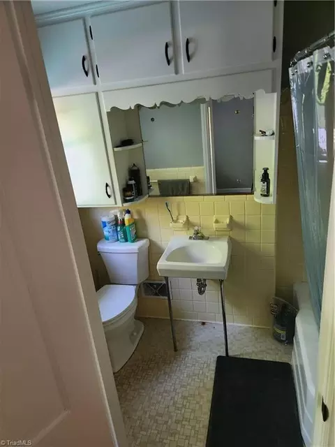 Bath - 101 8th Ave S, Mayodan, NC 27027 photo 3 of 6