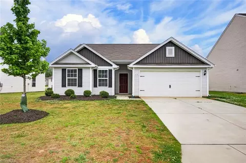 2112 Briar Run Dr, Greensboro, NC 27405