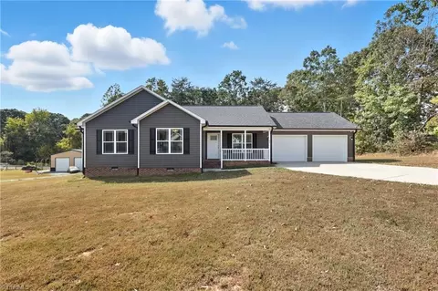 324 Carriage Trace Ln, Lexington, NC 27295