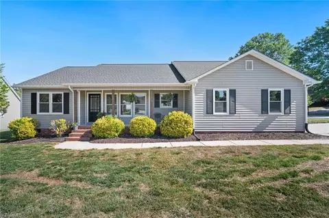 102 Birchwood Ct, Trinity, NC 27370