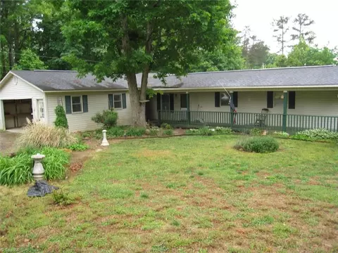 1055 Zack Dr, Pilot Mountain, NC 27041
