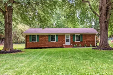 810 Pinoak Rd, Greensboro, NC 27455
