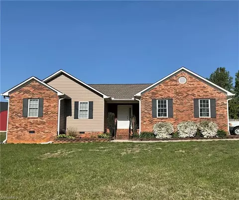 125 Gumtree Ct, Mocksville, NC 27028