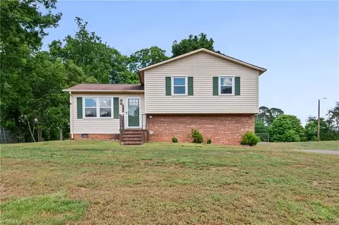 5561 Remington Point Dr, Walkertown, NC 27051