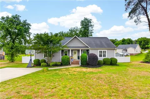 4319 Brown Oaks Rd, Randleman, NC 27317