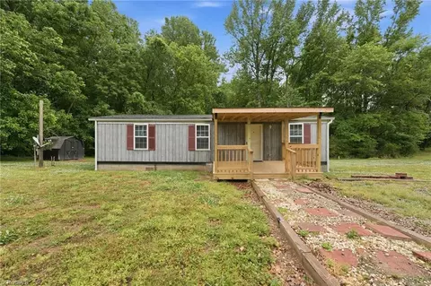 140 1st St, Haw River, NC 27258