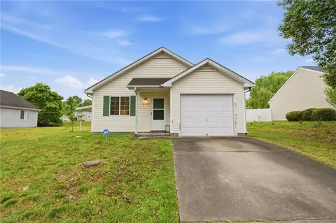 2424 Stratford Crossing Dr, Winston Salem, NC 27103