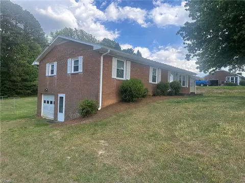 6221 Salem Chapel Rd, Walnut Cove, NC 27052