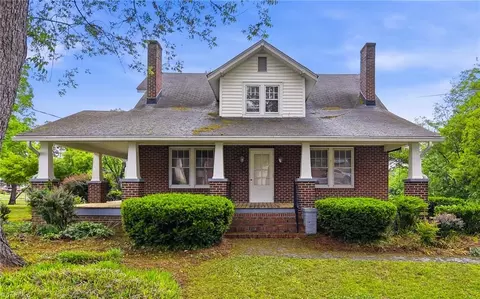 4635 Shattalon Dr, Winston Salem, NC 27106