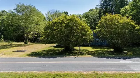1305 Bridgepoint Rd, Greensboro, NC 27405
